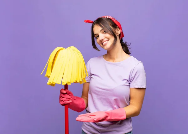 Giovane Bella Donna Sorridente Allegramente Sentendosi Felice Mostrando Concetto Spazio — Foto Stock