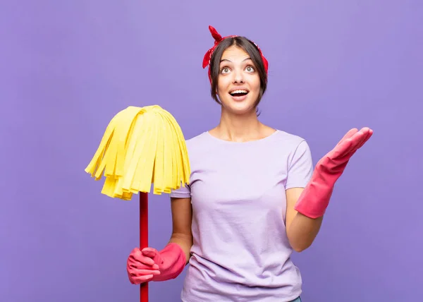 Giovane Bella Donna Sentirsi Felice Stupito Fortunato Sorpreso Celebrando Vittoria — Foto Stock