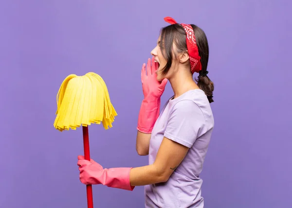 Giovane Bella Vista Profilo Donna Cercando Felice Eccitato Gridando Chiamando — Foto Stock