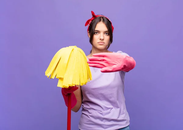 Jonge Mooie Vrouw Kijken Geïrriteerd Ziek Van Houding Genoeg Zeggen — Stockfoto