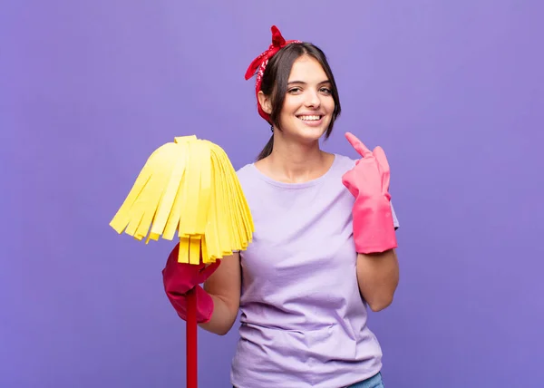 Giovane Bella Donna Sorridente Con Fiducia Puntando Proprio Ampio Sorriso — Foto Stock