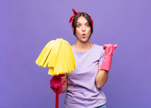 Giovane Bella Donna Guardando Stupito Nella Incredulità Indicando Oggetto Sul — Foto Stock