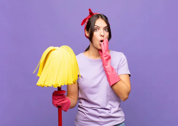 Jeune Jolie Femme Sentant Choqué Effrayé Air Terrifié Avec Bouche — Photo