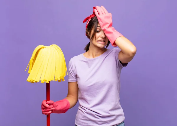 Giovane Bella Donna Alzando Palmo Della Mano Alla Fronte Pensando — Foto Stock