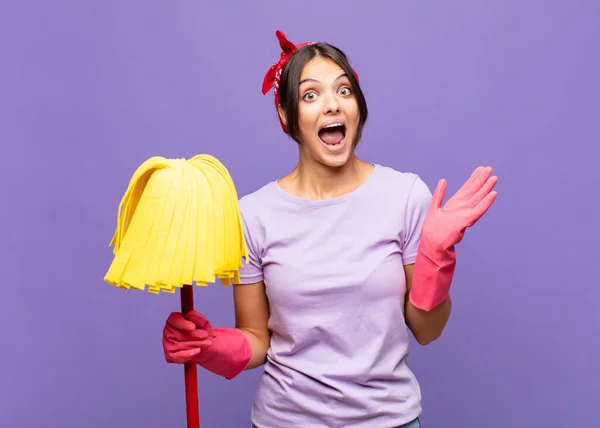 Giovane Bella Donna Sente Scioccato Eccitato Ridendo Stupito Felice Causa — Foto Stock