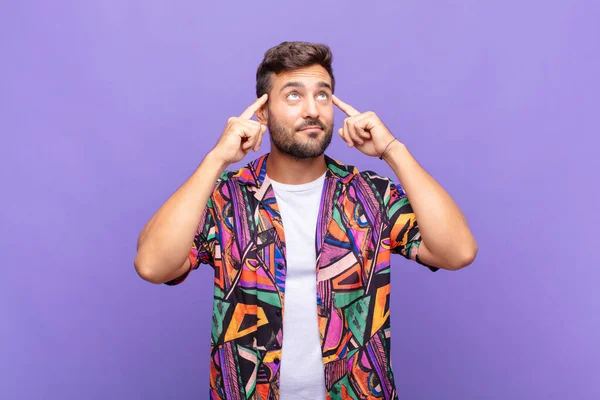 Genç adam kafası karışık ya da şüpheci, bir fikre odaklanmış, çok düşünüyor, kenarda boşluğu kopyalamak istiyor.