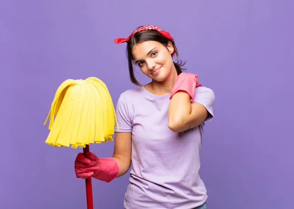 Ung Vacker Kvinna Ler Glatt Och Nonchalant Tar Hand Till — Stockfoto