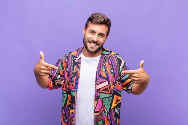 Genç adam gururlu, kibirli, mutlu, şaşırmış ve tatmin olmuş görünüyor.