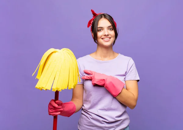 Ung Vacker Kvinna Känner Sig Glad Positiv Och Framgångsrik Med — Stockfoto