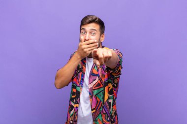 Genç adam sana gülüyor, kamerayı işaret ediyor ve seninle dalga geçiyor ya da alay ediyor.