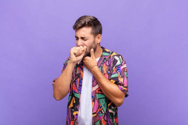 Genç adam boğaz ağrısı ve grip semptomlarıyla öksürüp duruyor.