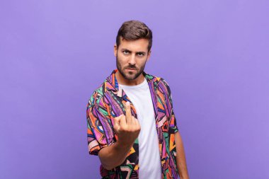 Genç adam kızgın, sinirli, asi ve agresif hissediyor, orta parmağını hareket ettiriyor, karşı koyuyor.