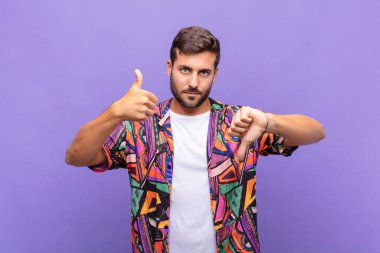 Genç adam kendini kafası karışmış, bilgisiz ve kararsız hissediyor. İyi ve kötü seçenekleri farklı seçeneklerle tartıyor.