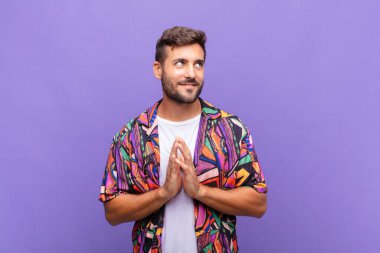 Delikanlı gururlu, haylaz ve kibirli. Şeytani bir plan yaparken ya da bir numara düşünürken.