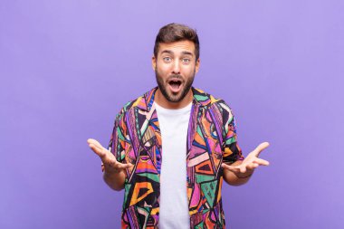 Delikanlı ağzı açık ve şaşırmış, şok olmuş ve hayretler içinde kalmış.