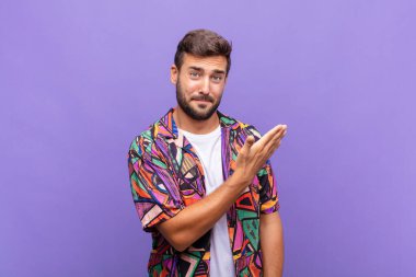 Genç adam kafası karışık ve bilgisiz, şüpheli bir açıklama ya da düşünceyi merak ediyor.