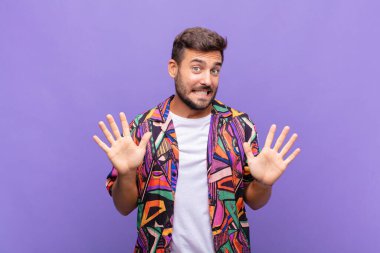 Genç adam gergin, endişeli ve endişeli görünüyor, benim hatam olmadığını yoksa benim yapmadığımı söylüyor. 