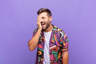 Genç adam gülüyor ve alnına şaplak atıyor. Unuttum ya da aptalca bir hataydı. 