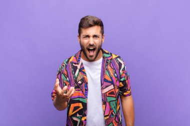 Genç adam sinirli, sinirli ve hayal kırıklığına uğramış görünüyor. Senin neyin var? 