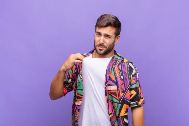 Genç adam kibirli, başarılı, pozitif ve gururlu görünüyor.