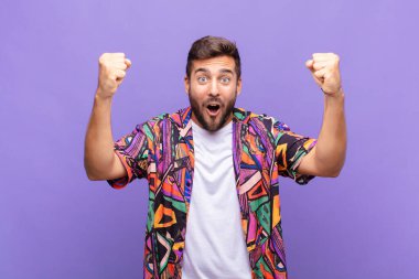 Genç adam inanılmaz bir başarıyı kutluyor. Kazanan gibi. Heyecanlı ve mutlu görünüyor.!