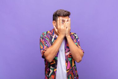 Delikanlı korkmuş ya da utanmış hissediyor. Gözleri yarı kapalı ya da ellerle dikizliyor ya da dikizliyor.