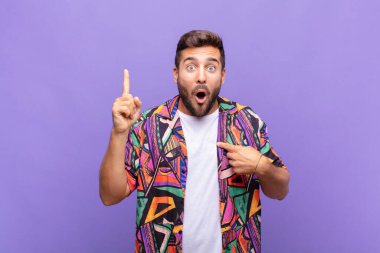 Genç adam gururlu ve şaşırmış hissediyor, kendine güvenen, başarılı bir numara gibi hisseden.