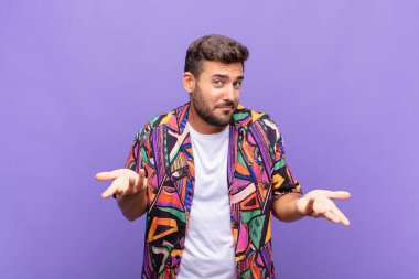 Genç adam bilgisiz ve kafası karışık, hangi seçeneği seçeceğinden emin değil, merak ediyor.