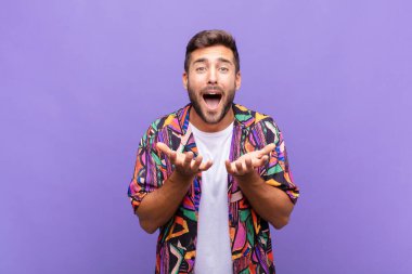 Genç adam umutsuz ve hayal kırıklığına uğramış görünüyor, stresli, mutsuz ve sinirli, bağırıyor ve çığlık atıyor.