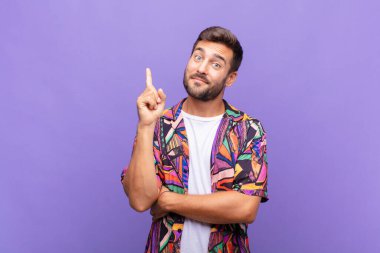 Delikanlı, harika bir fikri fark ettikten sonra parmağını havaya kaldırıp 