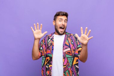 Delikanlı sersemlemiş ve korkmuş hissediyor. Korkutucu bir şeyden korkuyor. Elleri açık ve uzak dur diyor.