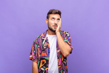 Sıkılmış, hayal kırıklığına uğramış ve uykulu hisseden genç bir adam yorucu, sıkıcı ve can sıkıcı bir görevin ardından, el ele tutuşarak