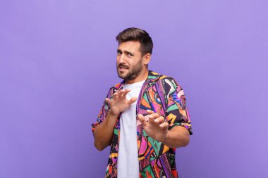 Delikanlı tiksiniyor ve midesi bulanıyor. İğrenç, kokuşmuş ya da iğrenç bir şeyden kaçıyor.