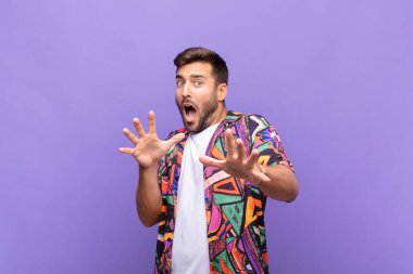 Delikanlı korkmuş hissediyor, korku ve panik içinde geri çekiliyor ve bir kabusa tepki veriyor.