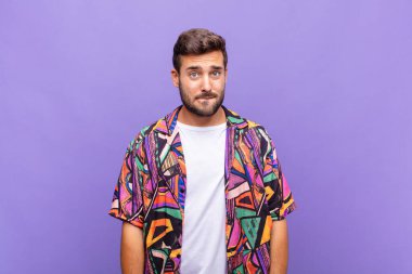 Genç adam kendini cahil, kafası karışık ve hangi seçeneği seçeceği konusunda kararsız hissediyor, sorunu çözmeye çalışıyor.