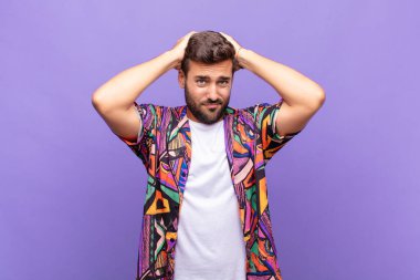 Genç adam hayal kırıklığına uğramış ve sıkılmış hissediyor, başarısızlıktan bıkmış ve bıkmış, sıkıcı işlerden bıkmış