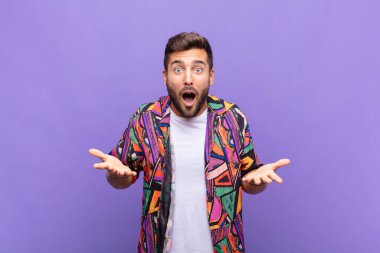 Genç adam son derece şok olmuş ve şaşırmış, endişeli ve paniklemiş hissediyor, stresli ve dehşete kapılmış bir bakışla