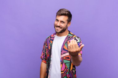 Genç adam kendini mutlu, başarılı ve kendinden emin hissediyor, bir meydan okumayla karşı karşıya ve 