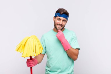 Genç adam mutlu görünüyor ve gülümsüyor. El pençe divan, merak ediyor ya da soru soruyor. Seçenekleri karşılaştırıyor.