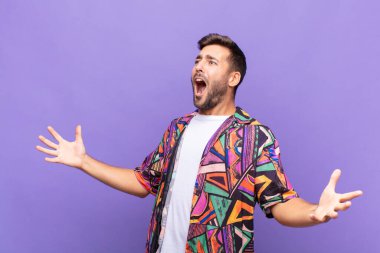 Genç adam opera yapıyor ya da konserde şarkı söylüyor, romantik, sanatsal ve tutkulu hissediyor.