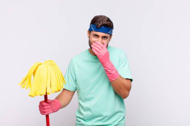 Genç adam mutlu, neşeli, şanslı ve şaşkın görünüyor. İki eliyle ağzını kapatıyor.