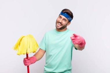 Genç adam mutlu ve kendinden emin, kamerayı iki eliyle gösteriyor ve gülüyor, seni seçiyor.