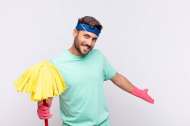 Genç adam kendini mutlu ve neşeli hissediyor, gülümsüyor ve seni hoş karşılıyor, seni dostça bir jestle içeri davet ediyor.