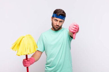 Huysuz, sinirli, sinirli, hayal kırıklığına uğramış ya da hoşnutsuz genç bir adam.