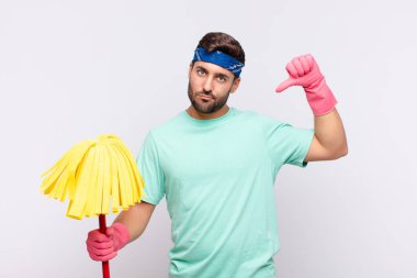 Genç adam üzgün, hayal kırıklığına uğramış ya da kızgın görünüyor. Anlaşmazlıkta baş parmaklarını gösteriyor. Hayal kırıklığına uğramış hissediyor.