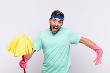 Genç adam mutlu, kibirli, gururlu ve kendinden memnun görünüyor. Kendini bir numara gibi hissediyor.