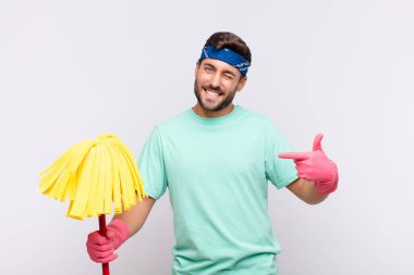 Genç adam gururlu, kibirli, mutlu, şaşırmış ve tatmin olmuş görünüyor.