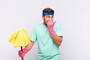 Genç adam endişeli, gergin, stresli ve korkmuş görünüyor. Tırnaklarını yiyor ve yanal fotokopi alanı arıyor.