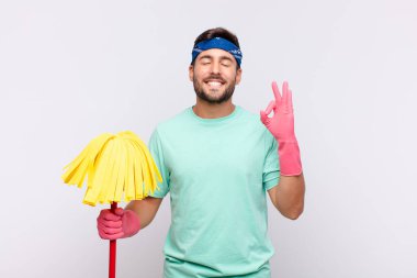 Genç adam odaklanmış ve meditasyon yapıyor, kendini tatmin olmuş ve rahatlamış hissediyor, düşünüyor ya da bir seçim yapıyor.