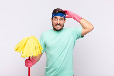 Delikanlı kendini stresli, endişeli, endişeli ya da korkmuş hissediyor. Elleri başının üstünde, hatayla panikliyor.